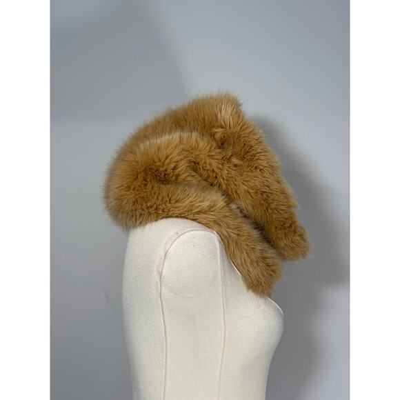Carven Faux Fur Beige Collar Scarf with Toggle Closure – Luxe Winter Neck Wrap - Picture 2 of 6